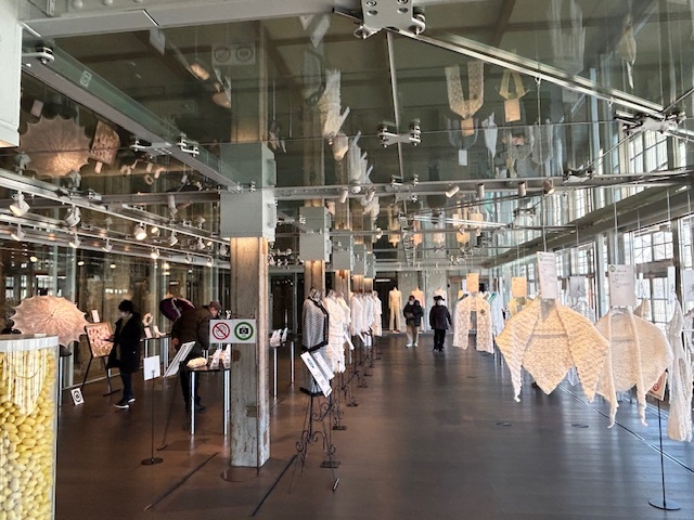 第3回富岡シルク手編みニット展 展示会場(富岡製糸場 西置繭所 多目的ホール)
