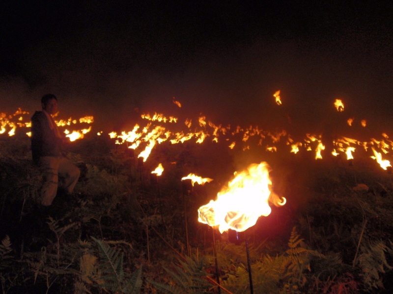 大島地区の人たちによる火まつり点火の様子