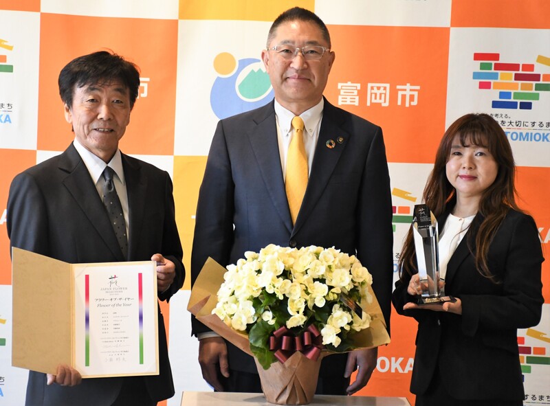 富岡市長（中央）に受賞を報告