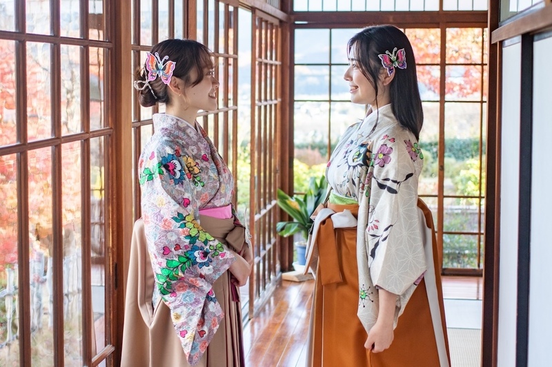 追加代金で、富岡市出身の染色アーティスト「大竹夏紀」がデザインを手掛けた着物の着用が可能です。中にはアップサイクルした着物もあります。