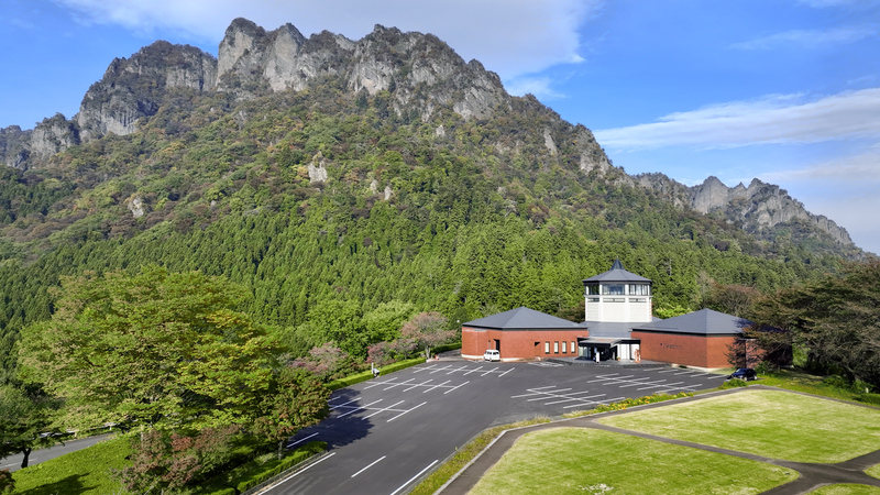 妙義ビジターセンターと夏の妙義山