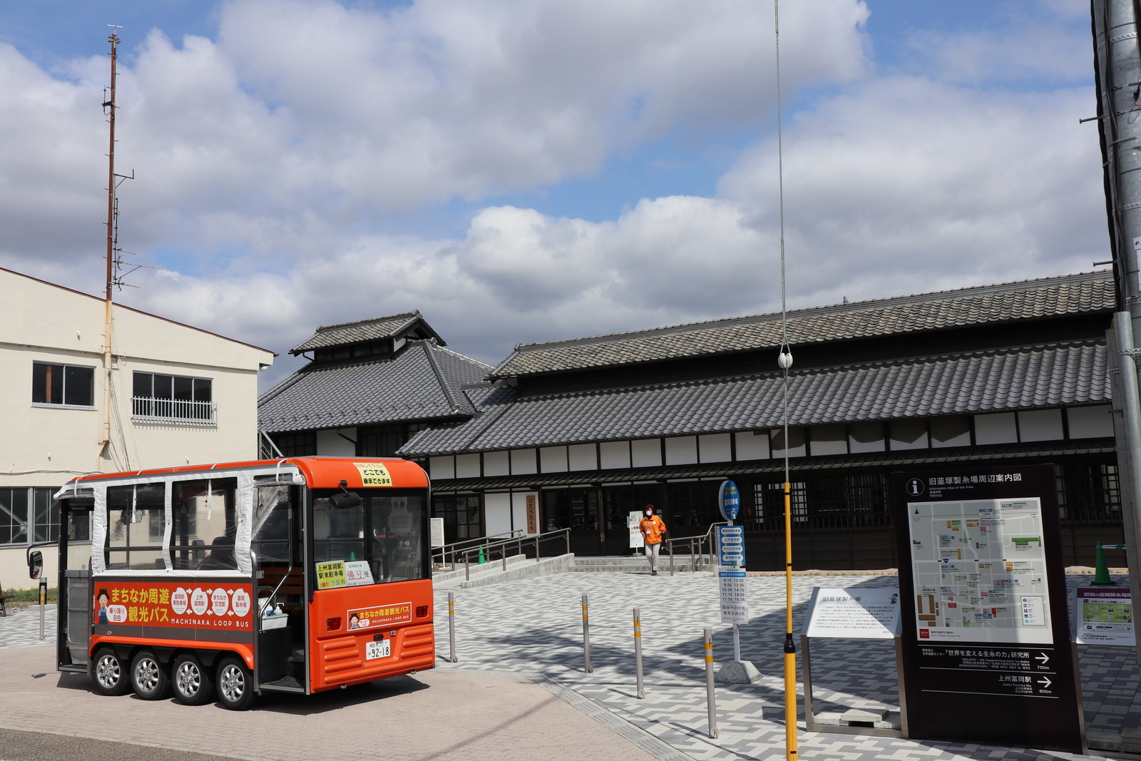 旧韮塚製糸場の前の広場にあるまちなか周遊観光バス停留所「富岡製糸場前」
