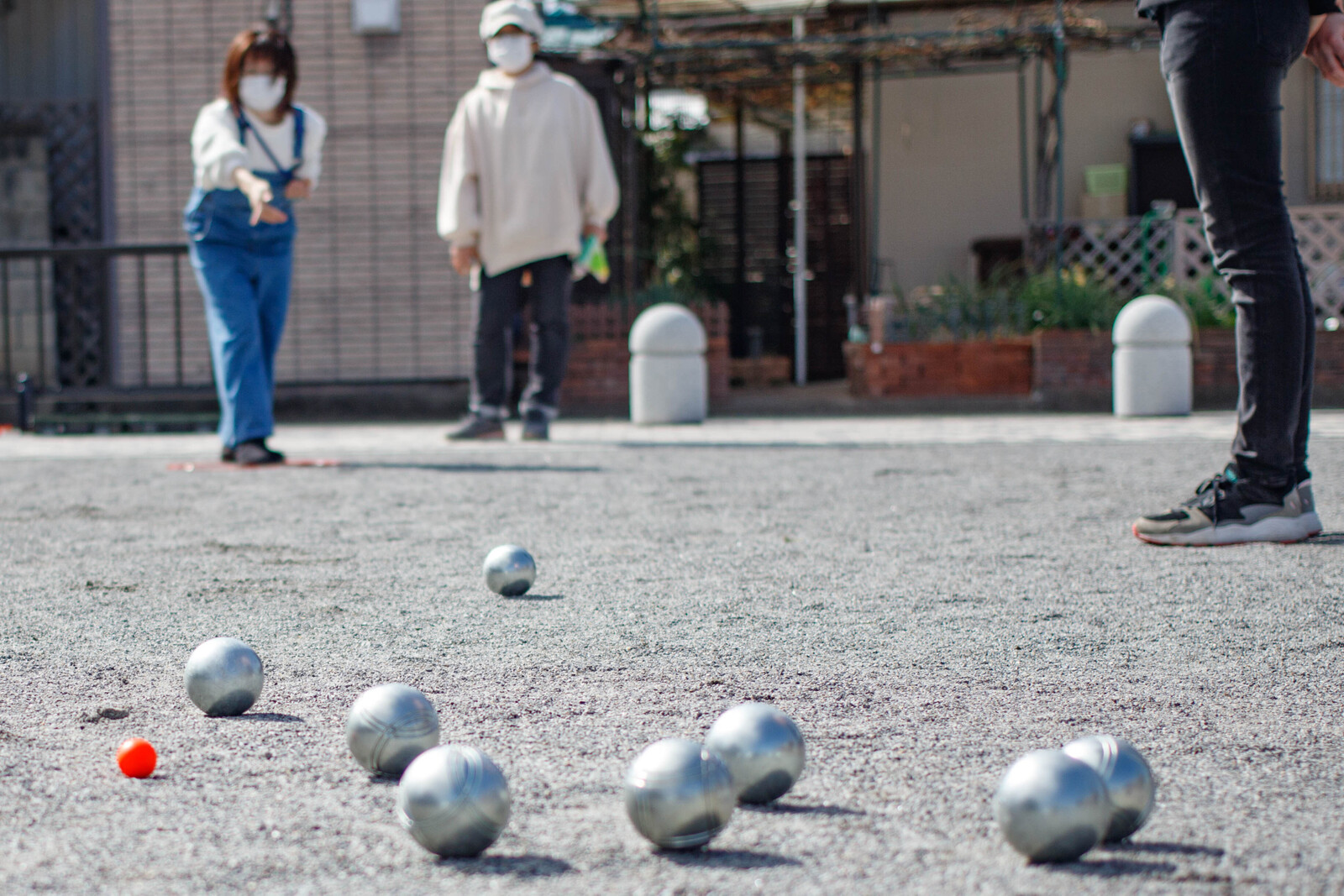 決まった位置から、オレンジ色の目標球「ビュット」にボールを近づけることで得点を競うスポーツ。