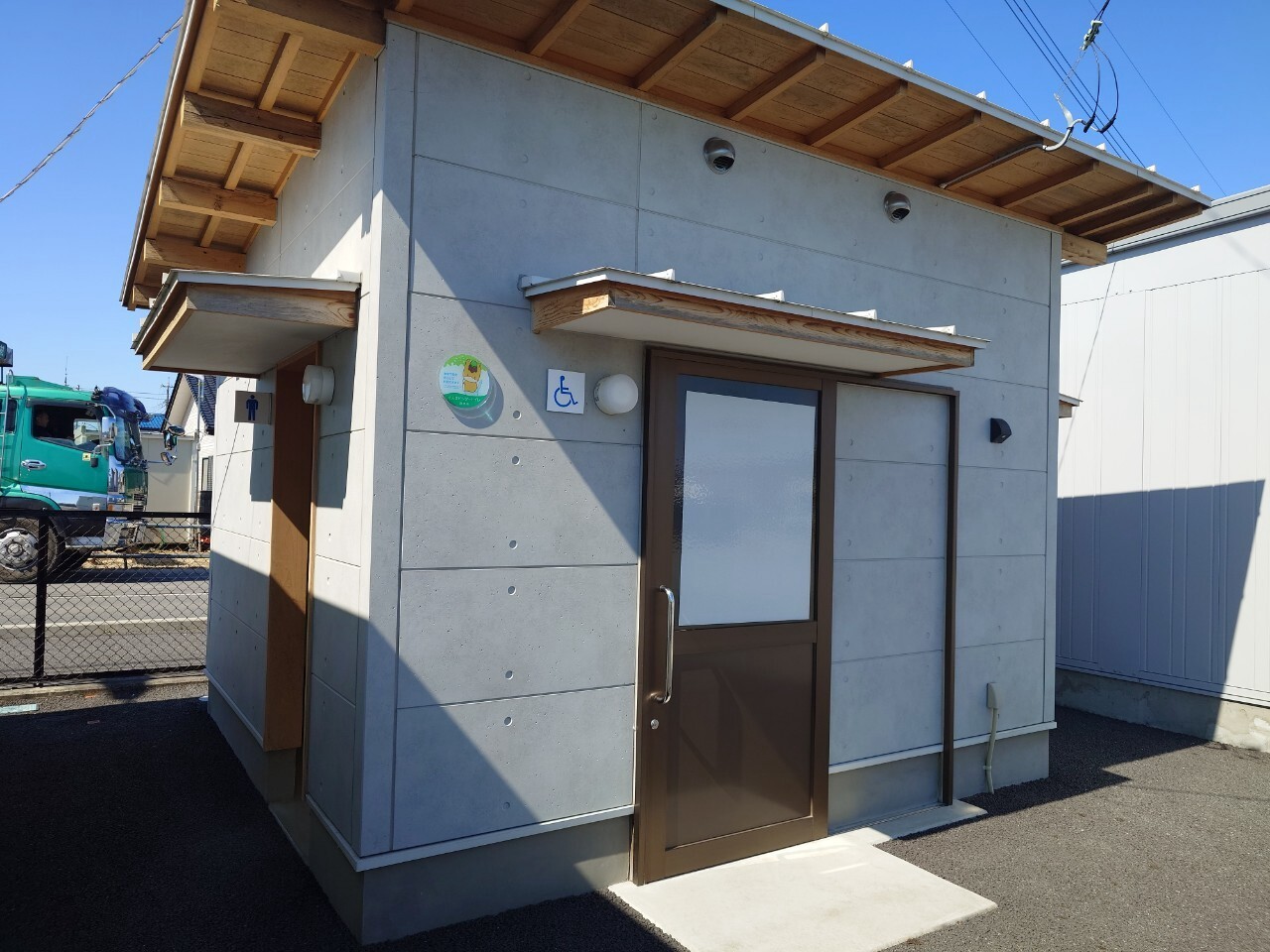 富岡駅東駐車場にはトイレも完備しています。
