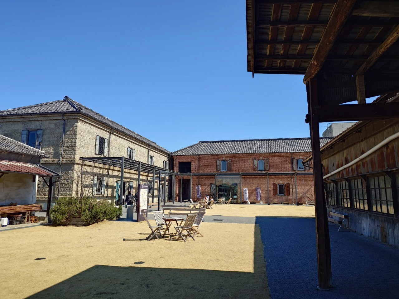 富岡倉庫の広場から、「おかって市場」、「Merci Cocon&Café」と「群馬県立世界遺産センター セカイト」にアクセスできます。