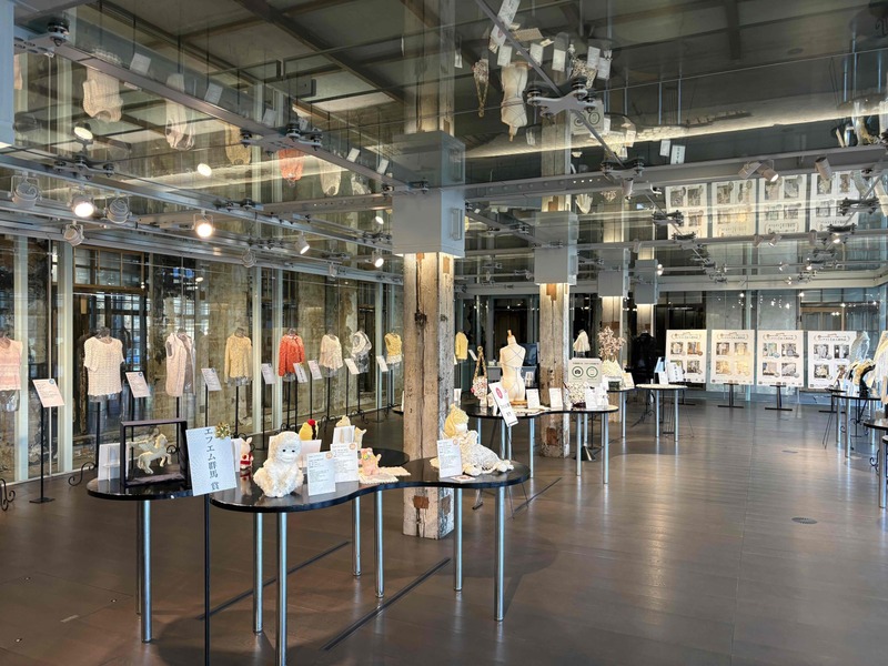 第５回 富岡シルク手編みニット展　展示風景