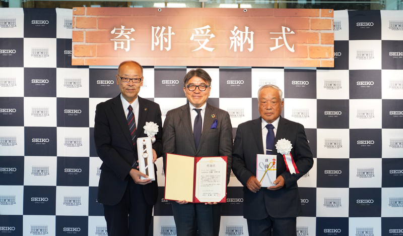 中央：セイコーウオッチ株式会社　代表取締役社長　内藤　昭男様<br />
左側：茂原市長、右側：高橋理事長