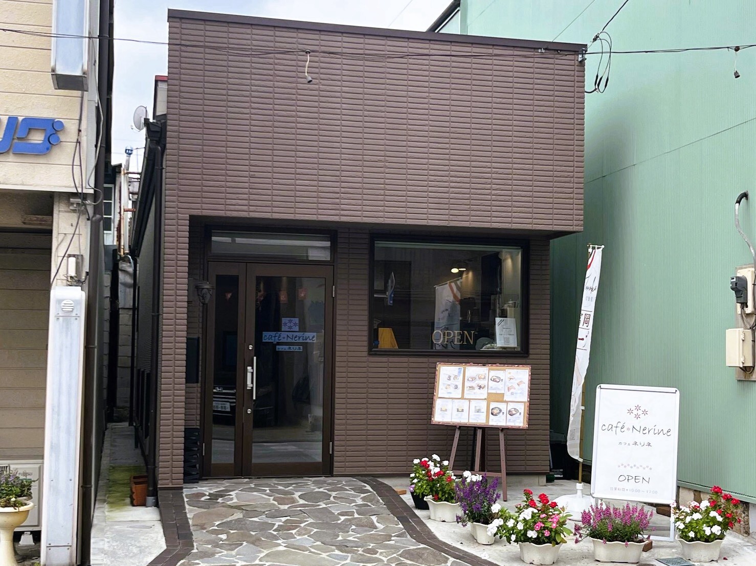 周辺には地元色豊かな路地もあり、散策が楽しめます