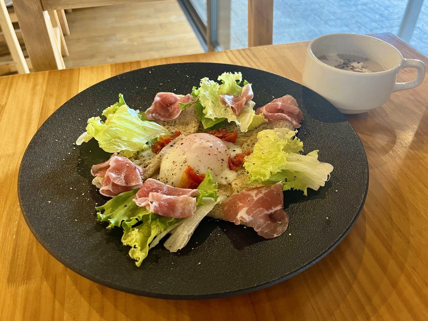 生ハムグリュイエールチーズのガレット　スープ付き