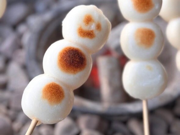 秋冬シーズンは焼きたての「三福だんご」が楽しめます